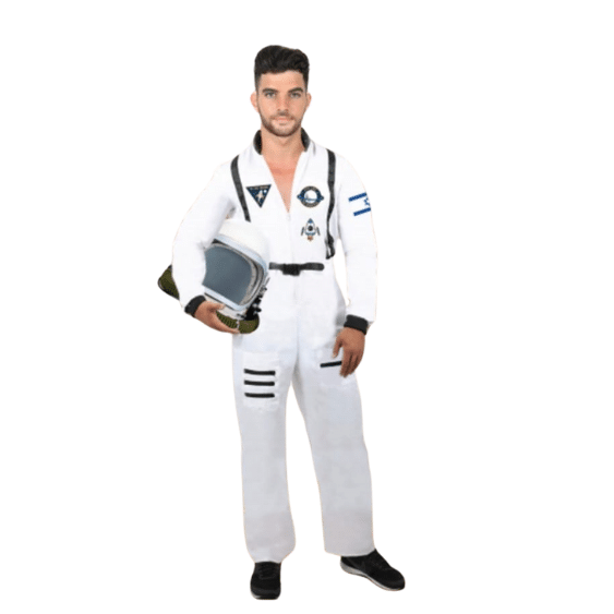 גבר לובש חליפת חלל לבנה עם סמלים ומחזיק קסדה לתחפושת